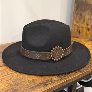 🤠 Black cowgirl hat with authentic LV hat band 🤠